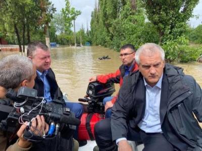 Сергей Аксенов - Глава Крыма объяснил сопровождение его лодки пловцами на затопленных улицах - interfax-russia.ru - Крым - Керчь