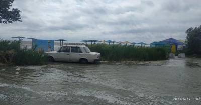 В курортных Кирилловке и Бердянске затопило пляжи и базы отдыха (ФОТО, ВИДЕО) - dsnews.ua - Крым - Запорожская обл. - Керчь - Бердянск - район Купянский