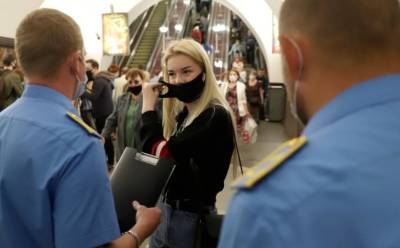 В метро Петербурга прошла проверка. Треть пассажиров надевают маски только после замечаний - znak.com - Петербурга
