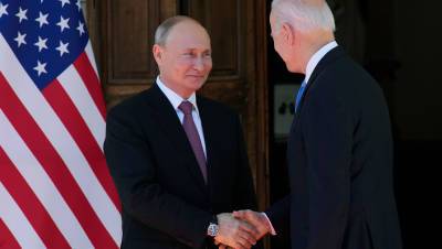 Владимир Путин - Джо Байден - Путин отреагировал на использование Байденом шпаргалок на встрече - gazeta.ru