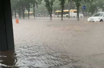 Мощный ливень затопил улицы Мариуполя: в воде квартиры и подъезды - novostiua.news - Мариуполь - район Кальмиусский