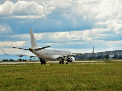 В Симферополе Boeing выкатился за пределы взлетной полосы, более 20 рейсов не смогли совершить посадку - gordonua.com - Москва - Киев - Крым - Симферополь
