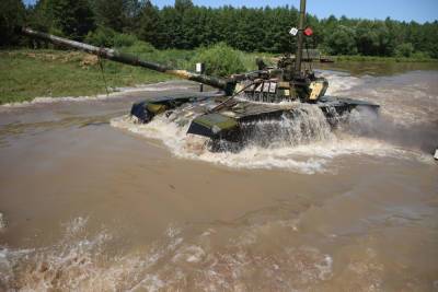 Учения по преодолению водной преграды на боевых машинах проходят под Слонимом - grodnonews.by - район Слонимский