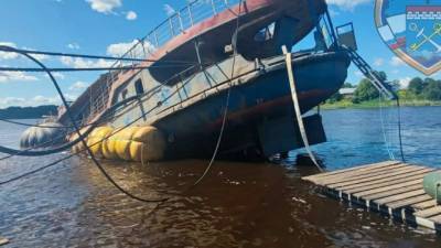 Затонувший в реке Волхов теплоход подняли со дна - piter.tv - Ленобласть
