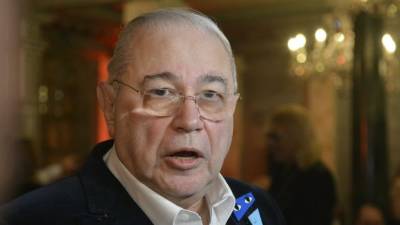 Евгений Петросян - «Очень тонизирует!» — Петросян предложил россиянам повторить позу из «эстрадной йоги» - 5-tv.ru - РСФСР