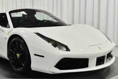 Мужчина забыл ключ в салоне Ferrari за 20 миллионов рублей и остался без машины - lenta.ru