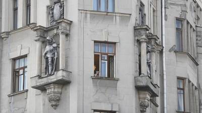 Мошенники стали вынуждать россиян выбрасывать деньги из окна - iz.ru