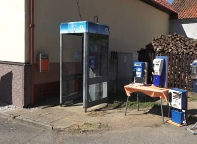 В Чехии демонтировали последнюю в стране телефонную будку - unn.com.ua - Киев - Чехия