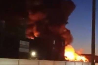 В соцсетях опубликовали видео крупного пожара на металлобазе в Москве - mk.ru - Москва