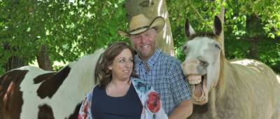 Пара захотела милую фотосессию с лошадьми, но вышла комедия. Ведь один конь решил, что главный в кадре — он - w-n.com.ua