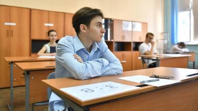 Более 250 тысяч школьников сдадут ЕГЭ по биологии и иностранным языкам - vm.ru