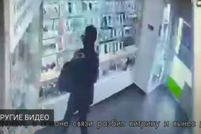 В Омске бездомный разбил витрину салона связи кирпичом и украл телефоны - omsk.mk.ru - Омск