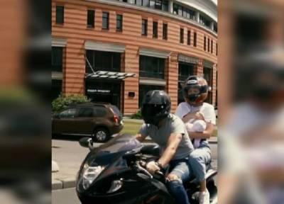 Мамочка в Москве покормила младенца грудью во время езды на мотоцикле - province.ru - Москва