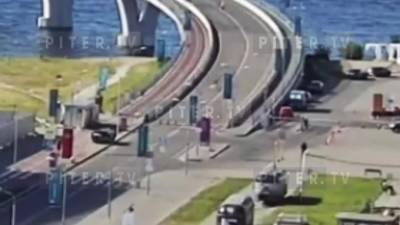 Велосипедист сбил инвалида на спуске с Яхтенного моста - piter.tv - Санкт-Петербург