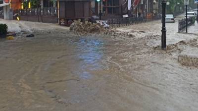 Янина Павленко - Обильные дожди затопили ялтинские улицы - inforeactor.ru - Ялты