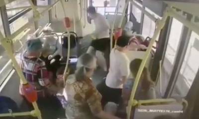 Бессердечные москвичи проигнорировали девушку, упавшую в обморок от жары в автобусе. Она сломала два ребра и нос - bloknot.ru - Москва