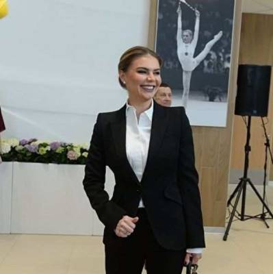 Алина Кабаева - Алина Кабаева в платье с двуглавым орлом сфотографировалась со своими подопечными - actualnews.org - Токио - Япония