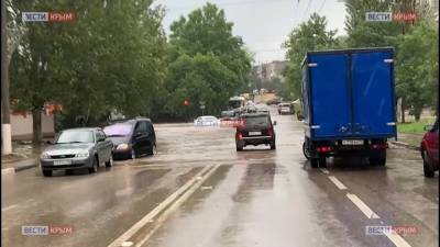 Туристов, отдыхающих в Крыму, попросили остаться дома - vesti.ru - Крым