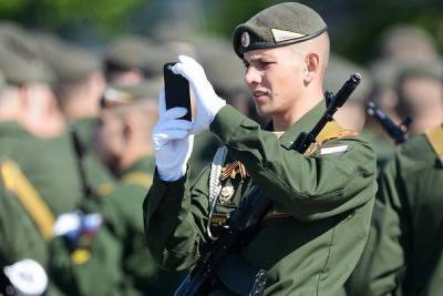 Российских военных и их родственников переведут на отечественные смартфоны - cnews.ru