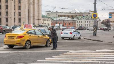 Виктор Елисеев - В Челябинске столкнулись два такси. Одна машина перевернулась, есть пострадавшие - newdaynews.ru - Челябинск
