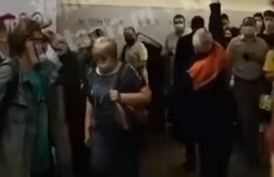 Огонь разгорелся в киевском метро, пожар пришлось ликвидировать шваброй: кадры с места - politeka.net - Киев