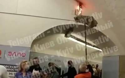 В метро Киева огонь потушили шваброй - korrespondent.net - Киев