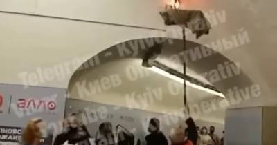 Тряпкой на швабре: опубликовано видео, как тушили пожар в киевском метро - dsnews.ua - Киев