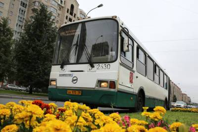 На Троицу в Петербурге пустят дополнительные автобусы и электрички до городских кладбищ - spb.mk.ru - Санкт-Петербург - Казань