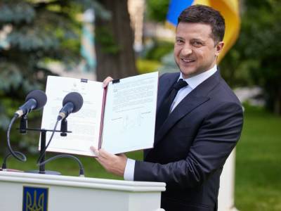 Владимир Зеленский - Минимум 20 тыс. грн. Зеленский подписал указ о повышении зарплат медикам - gordonua.com - Украина