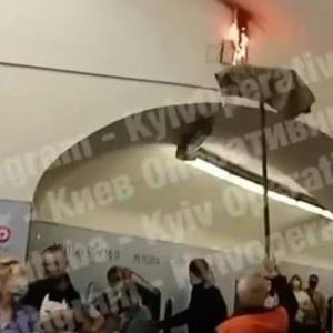 В киевском метро шваброй потушили огонь. Видео - reporter-ua.com - Киев