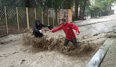 В Ялте огромные потоки воды сносят людей на улицах - reendex.ru - Керчь