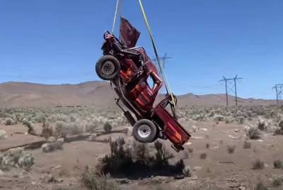 Эксперты проверили прочность автомобиля Toyota Hilux, сбросив его с высоты 3 тысяч метров - actualnews.org