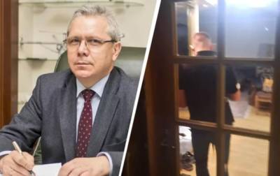 В доме бывшего ректора НАУ идут обыски - korrespondent.net - Киев