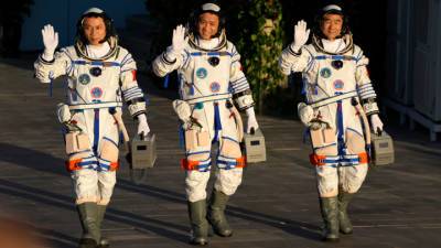 Тан Хунб - Первые космонавты приступили к работе на китайской орбитальной станции - vesti.ru