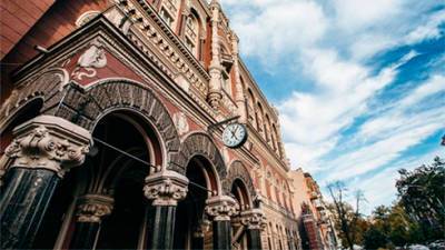 Нацбанк на этой неделе вернулся к продаже валюты на межбанке, но чистая покупка составила $93,8 млн - bin.ua