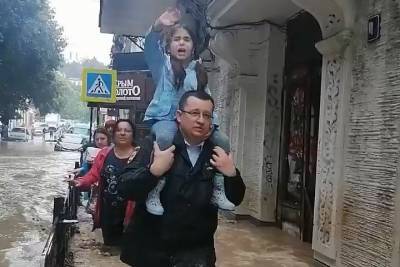 В Ялте полиция помогла выбраться из водного потока маме с ребенком - crimea.mk.ru - Крым