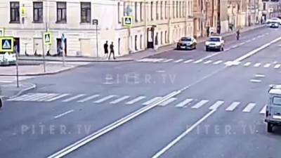 На перекрёстке 15-й линии и Малого проспекта В.О. каршеринг сбил мужчину на электросамокате - piter.tv - Ленинск
