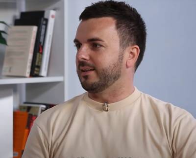 Григорий Решетник - Ведущий "Холостяка" Григорий Решетник очаровал совместным снимком с женой и сыновьями: "Обладатели трех сокровищ" - ukrainianwall.com
