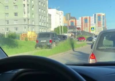 На Окском проезде водитель «Нивы» объехал пробку по тротуару и газону - ya62.ru - Рязань