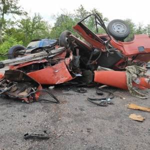 На трассе в Запорожской области ВАЗ влетел в фуру: пострадавших зажало конструкциями авто. Фото - reporter-ua.com - Запорожская обл. - Запорожье - Мариуполь - район Пологовский