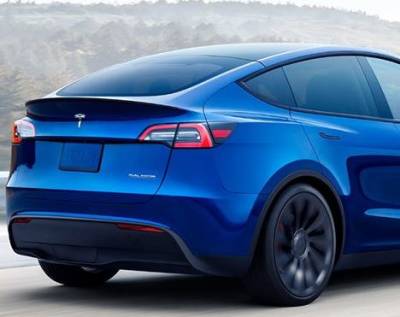 Курьез: 10-месячный малыш купил маме обновления на электрокар Tesla за $10 тысяч. ФОТО - enovosty.com