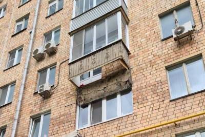 Маленькая девочка выпала с балкона шестого этажа в центре Москвы - vm.ru - Москва