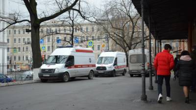 Почти 1 тыс. человек госпитализированы с COVID-19 в Петербурге за сутки - piter.tv - Москва - Ленинградская обл. - Санкт-Петербург - Петербург