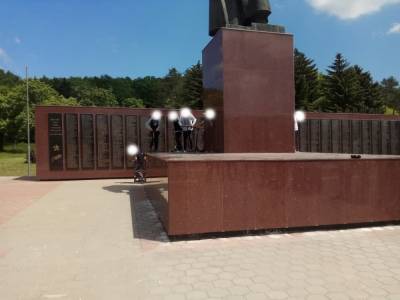 Сахалинские экстремалы соревновались в прыжках с постамента на площади Славы - sakhalin.info - Южно-Сахалинск