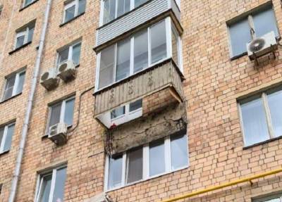 Родители отвлеклись: годовалая малышка выпала с балкона шестого этажа в Москве и погибла - province.ru - Москва