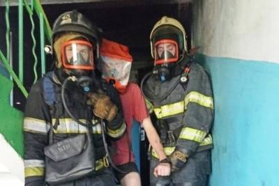 Пожар с тремя пострадавшими в Новомосковске тушили 11 сотрудников МЧС - tula.mk.ru - Тула - Новомосковск - Тульская обл.