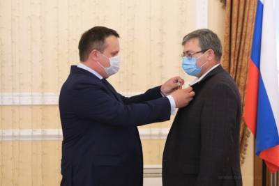 Андрей Никитин - Полсотни новгородских медиков наградили за борьбу с коронавирусом - mk.ru - Новгородская обл. - Великий Новгород
