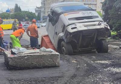 В Житомире грузовик провалился в огромную яму на дороге - kp.ua - Житомир