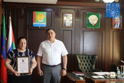 Глава Магарамкентского района отметил благодарностью работника здравоохранения - mirmol.ru - район Магарамкентский