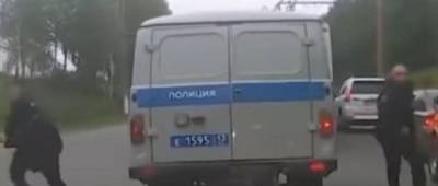 В России задержанный сбежал из полицейского автомобиля, застрявшего в пробке: курьезное видео стало вирусным в сети - w-n.com.ua - Саранск